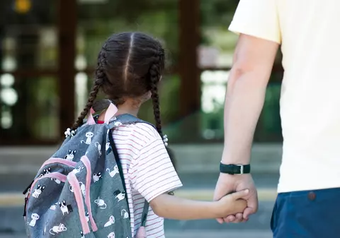 Copiii rămași fără un părinte riscă să nu mai ia bursă socială: „Trebuie să le zic că ar primi doar dacă ar rămâne și fără mine?”