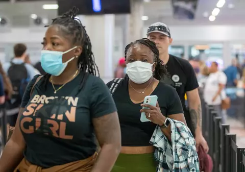 Războiul măștilor reînvie în SUA, odată cu creșterea numărului de cazuri COVID