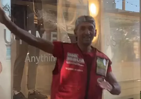 Vasile, românul care i-a cucerit pe britanicii din York cu dansul lui. Vânzătorul de reviste și-a spus povestea la BBC Radio