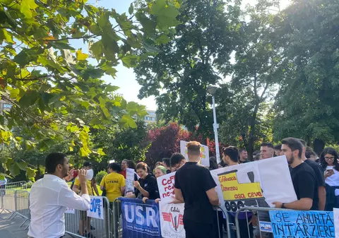 Studenții au protestat la Gara de Nord din București, cerând reducerea de 90% la transportul în comun: „Putem lua bilete doar dus către o țară mai serioasă”