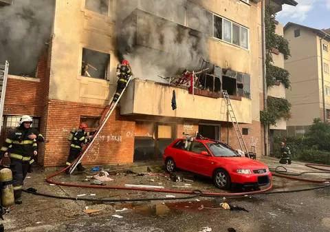 Explozie urmată de incendiu într-un bloc din Sibiu. Două persoane, găsite moarte de pompieri