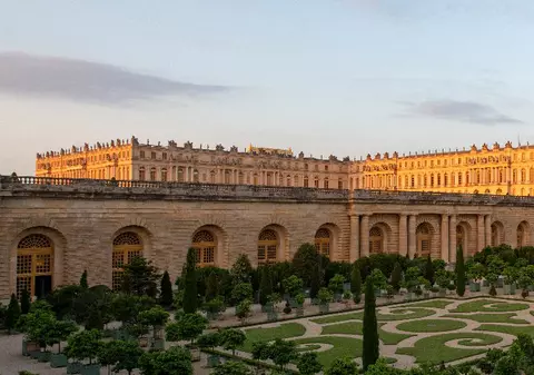 Un suspect arestat în urma amenințărilor cu bombă de la Versailles, care a fost evacuat din nou, pentru a șaptea oară în 8 zile