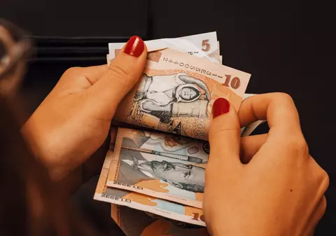 Pachetul de măsuri fiscal-bugetare asumate de guvern, promulgat de Iohannis. Ce taxe intră în vigoare