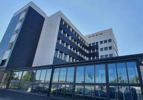 Un medic ortoped s-a aruncat de la etajul 1 al spitalului din Buhuși, după o ceartă cu soția. Conducerea spitalului a deschis o anchetă