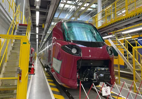 Cum arată primul tren cumpărat de România, la 20 de ani după Săgețile Albastre. Când va intra în circulație