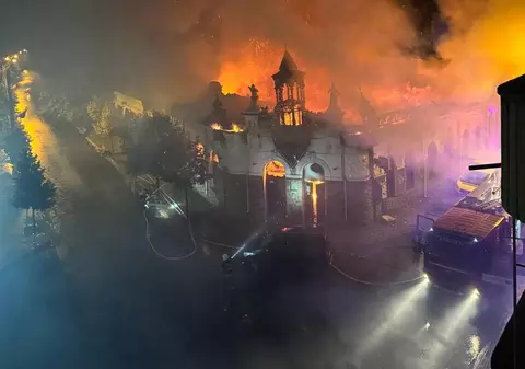 Incendiu devastator în Huși. Clădire de patrimoniu, care l-a găzduit și pe poetul Mihai Eminescu, distrusă | VIDEO