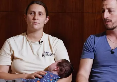 Kai, un bebeluș de 9 zile, a supraviețuit atacului teroriștilor în adăpostul plin de fum: „Respiram pe rând, să aibă el aer. Îi spunem Phoenix”