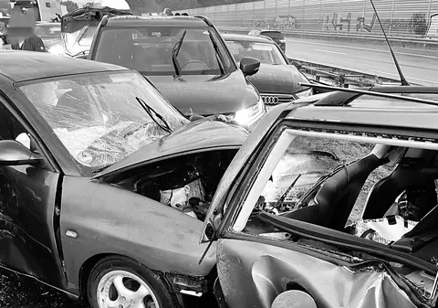 „Toată lumea a supraviețuit”. Cântăreața Jenice, implicată într-un accident în care s-au tamponat 17 mașini, pe o autostradă din Germania