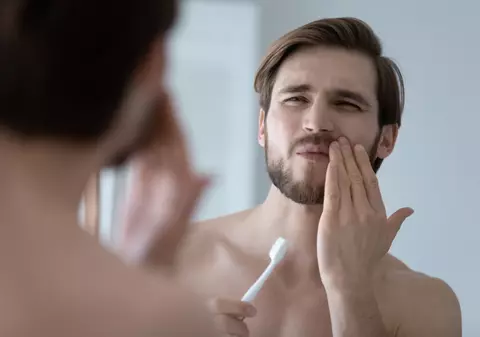 Sfaturi pentru gingii sensibile: Cum să alegi periuța de dinți potrivită?