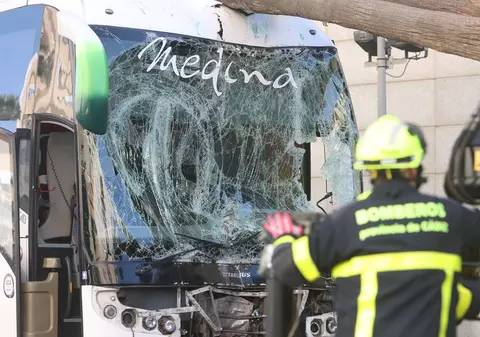 Un autocar a intrat în plin în pietonii aflați pe trotuar, lângă un centru comercial, în Cadiz. Trei morți și trei răniți grav. VIDEO