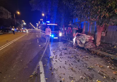 Șofer de 21 de ani, aruncat din mașină și găsit mort pe trotuar, în Constanța, după ce s-a izbit de un copac