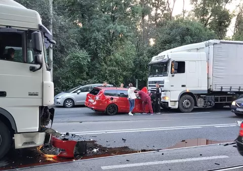 Un bărbat a murit după ce mașina lui a fost izbită din spate și proiectată într-un TIR, de unde a ricoșat în alt autocamion, la Timișoara