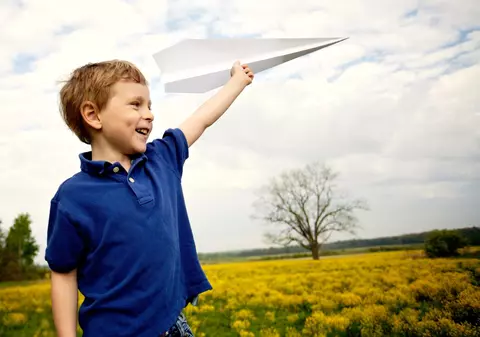 Cum se face un avion din hârtie