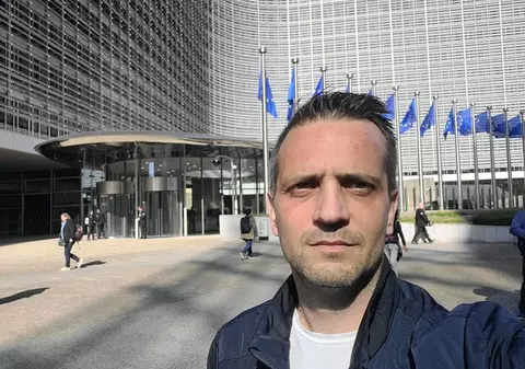 Membru AUR, prins în flagrant când a primit mită 1.500 de lei și plasat sub control judiciar. A fost exclus din partid