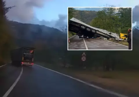 Video cu momentul în care un camion care mergea cu 85 km/h se răstoarnă la Câineni, pe Valea Oltului