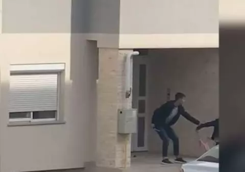 O femeie din Giroc a fost înjunghiată de fostul amant în faţa blocului în care locuia. Agresorul a fost prins