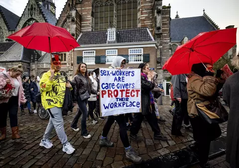 Lucrătorii sexuali din Amsterdam se opun planului de mutare a „Cartierului roșu” în afara orașului