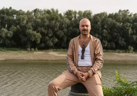 Constantin Dogioiu joacă în „Groapa”, după succesul din serialul „Clanul”. Actorul anunță: „În paralel, îmi pregătesc debutul regizoral”