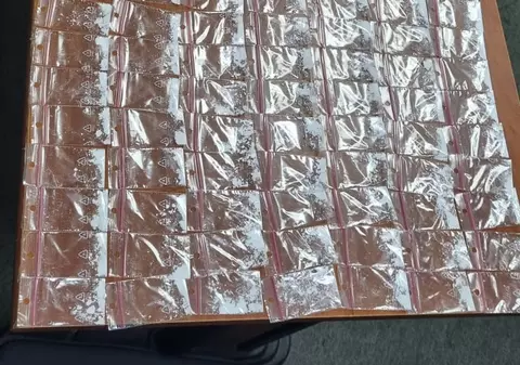 Adolescent prins cu peste 200 de pliculeţe care conţineau „praf alb”, lângă Biblioteca Naţională