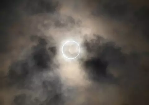 Eclipsa solară inelară din 14 octombrie și Luna nouă din Balanță. Cum sunt influențate zodiile