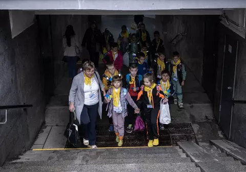 Ucraina își construiește prima școală subterană, unde copiii vor putea „să-și continue educația în condiții de siguranță” și când cad rachetele
