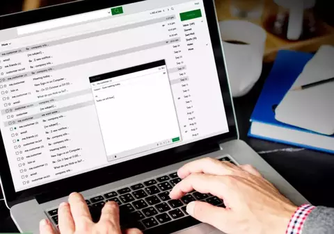 În ce condiții poate avea un fost angajat acces la e-mailurile sale care au fost arhivate de companie