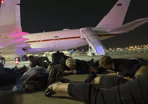 Cancelarul german Olaf Scholz, dat jos din avion, după un atac cu rachete la aeroportul din Tel Aviv. „Am schimbat ruta”