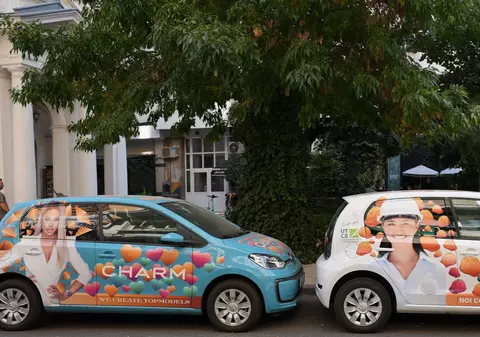 O plapumă groasă de ipocrizie. Războiul reclamelor la educație contra videochat și lucrurile despre care pur și simplu nu vrem să vorbim