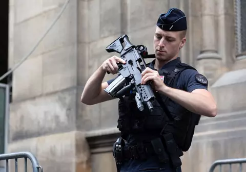 Un profesor a fost ucis, două persoane rănite, într-un atac cu cuțitul la un liceu din Franța. TF1: suspectul a strigat „Allah Akbar”