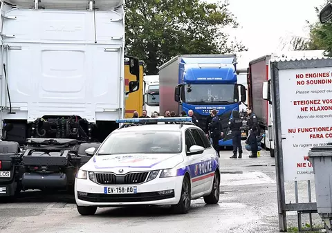 Șofer român de TIR cu gâtul tăiat de un migrant pe care l-a prins când se urca în remorcă, în parcarea firmei, în Franța