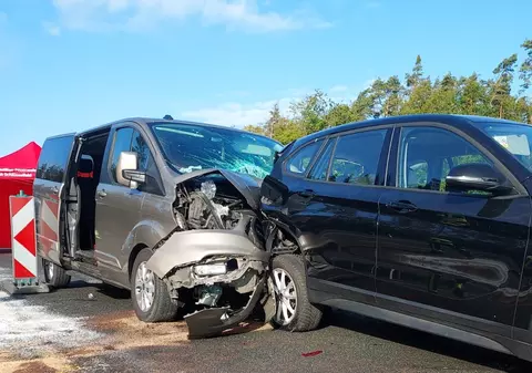 13 răniți, doi grav, într-un accident cu un microbuz care venea în România și un BMW, în Germania. Sistemul eCall a alertat salvatorii