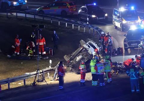 Șapte morți într-un accident pe o autostradă germană. Un Mercedes Vito din Austria, plin cu migranți, s-a răsturnat
