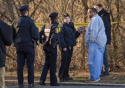 Un american a murit după ce a furat o mașină în care era un copil mic, a jefuit o bancă, apoi a intrat cu vehiculul într-un copac