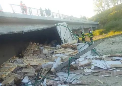 Un TIR a căzut de pe un pod din Vâlcea, după ce a lovit o betonieră