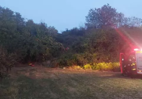 O femeie din Argeş a murit după ce s-a răsturnat cu tractorul într-o râpă