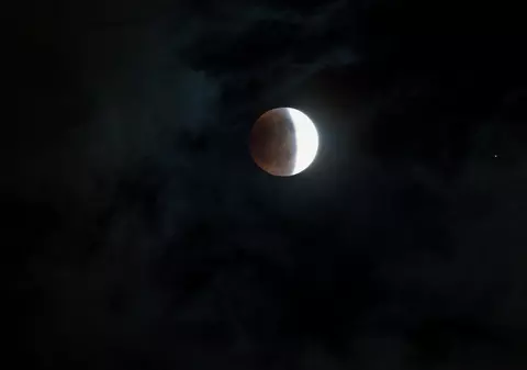 Ce aduce Luna plină din Taur în octombrie. Cum sunt afectate zodiile de eclipsa de Lună