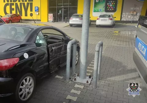 Șoferița fără permis și-a lăsat în mașină copilul de 3 ani și a plecat, micuțul a pornit motorul și a dat peste mama sa, în Polonia