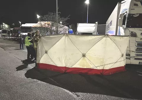 Șofer de TIR găsit mort, înjunghiat lângă un camion înmatriculat în Dâmbovița, într-o parcare din Olanda. Zeci de șoferi români, audiați