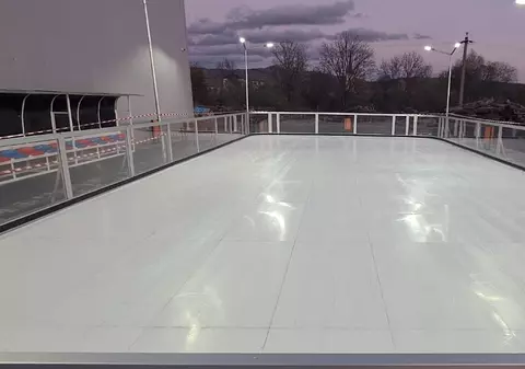 Primăria unei comune cu peste 2.000 de locuitori din Mureş a inaugurat un patinoar de peste 100.000 de euro
