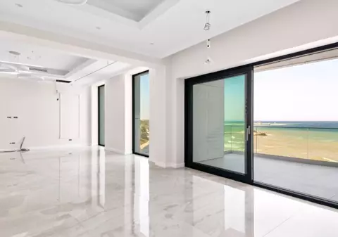 Piscina pe terasă și o vedere incredibilă la mare. Unde găsești așa un apartament în România și cum arată