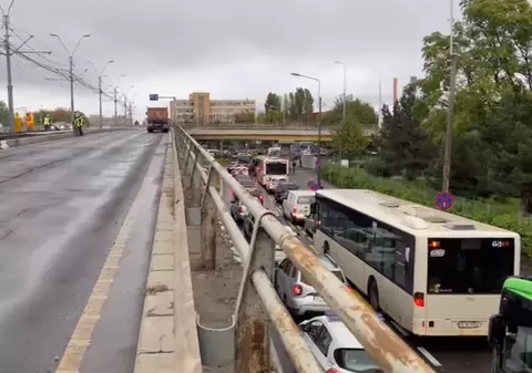 PMB, după ambuteiajele cauzate de lucrările la Podul Grant: Va fi mărit, de marţi, numărul echipajelor de poliţie rutieră pentru a fluidiza traficul