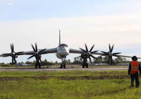 Avioanele-momeală: Rușii „pictează" bombardiere strategice pe pista bazei aeriene Engels, pentru a-i păcăli pe ucraineni | FOTO