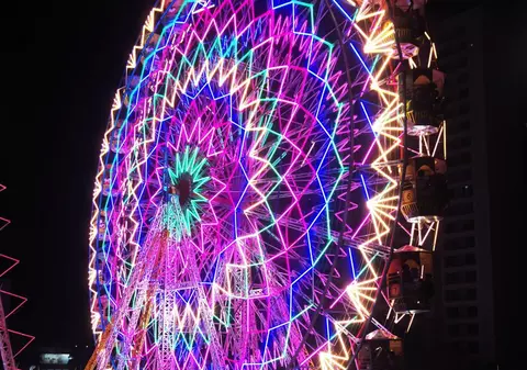 O fată a scăpat cu viață în India, după ce părul care i-a rămas prins într-o roată panoramică a fost tăiat cu un cuțit de un salvator. VIDEO