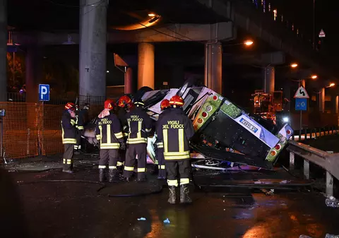 Un autobuz plin cu turiști a căzut de pe o pasarelă peste calea ferată şi a luat foc, lângă Veneţia. Cel puţin 21 de morţi