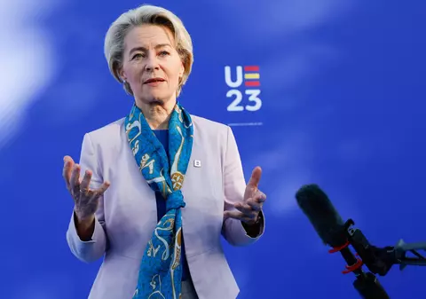 O eşarfă aparent banală s-a epuizat din magazinul de suveniruri de la Alhambra, Spania, după ce Ursula von der Leyen a primit un cadou neașteptat