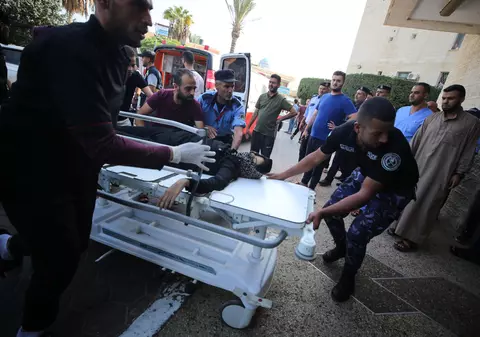 Camioane de înghețată, folosite pentru depozitarea cadavrelor de către un spital din Gaza, pe fondul numărului tot mai mare de morți