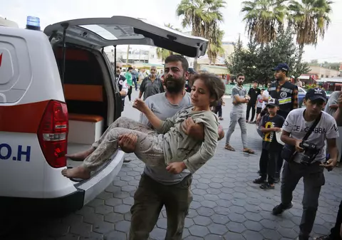 Spitalele din Gaza, supraaglomerate în urma bombardamentelor israeliene, rămân fără rezerve. 1.000 de palestinieni sunt prinși sub dărâmături