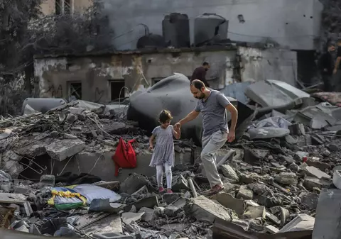 „Dacă se întâmplă ceva, în felul acesta o să-i pot recunoaşte". Familiile din Gaza poartă brățări de identificare pentru a evita înhumarea în gropi comune