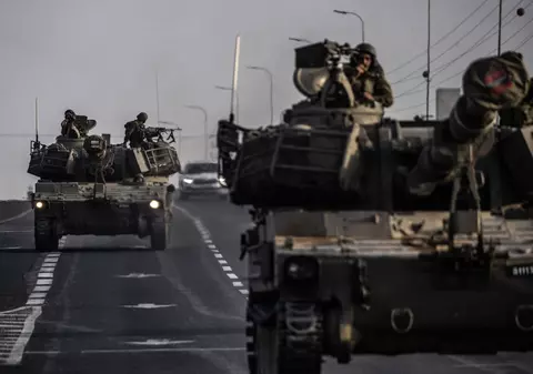 Israelul a acceptat să-şi amâne invazia terestră în Fâşia Gaza, după ce SUA au cerut timp pentru desfășurarea unor sisteme antiaeriene, dezvăluie WSJ