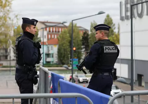 Alertă teroristă la Paris, după ce o femeie a amenințat că se aruncă în aer. Poliția a împușcat-o